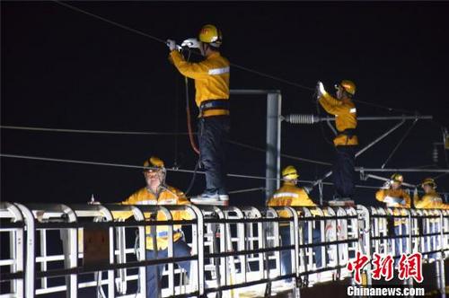 探访广西铁路接触网维修队 夜幕下的“蜘蛛侠”