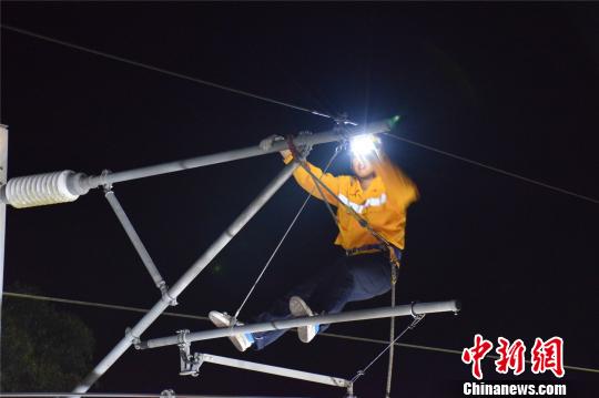 探访广西铁路接触网维修队 夜幕下的“蜘蛛侠”