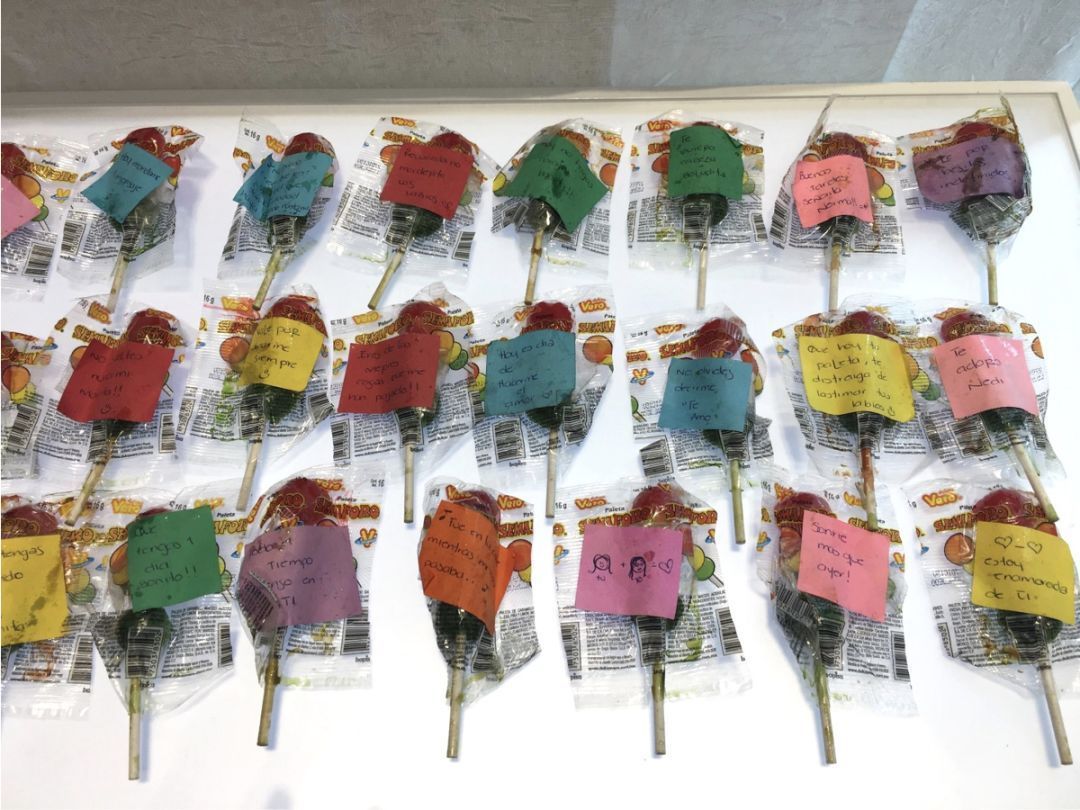 收集起香蕉上的标签贴纸,还有人留着曾经鼓励ta不要咬嘴唇的棒棒糖