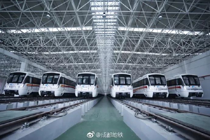 成都地铁10号线二期预计今年年底前正式开通！首批新车已到段