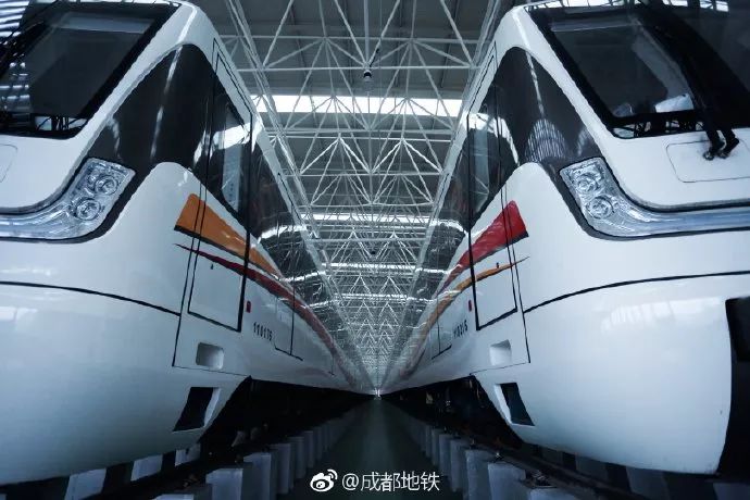 成都地铁10号线二期预计今年年底前正式开通！首批新车已到段