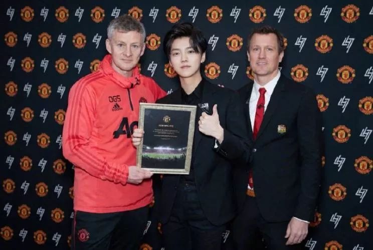 鹿晗足球为什么那么好（与蔡徐坤同为美少年偶像的鹿晗，为何在足球世界也这么吸粉？）-趣拿体育