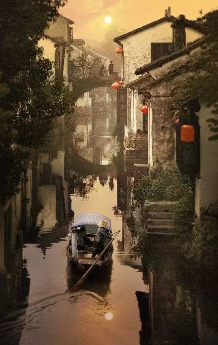 一袭江南梦，醉卧烟雨中！