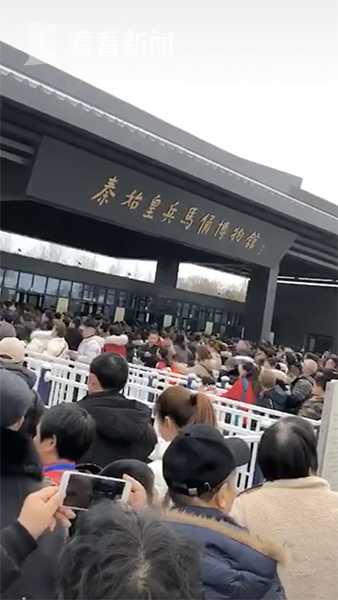 兵马俑在哪里(近万停车位供不应求 游客馆内参观直呼：兵马俑到底在哪儿？)