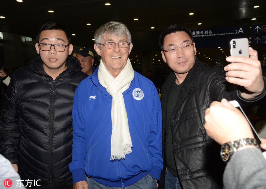 前国足主帅米卢抵达上海 与球迷合影精神头十足