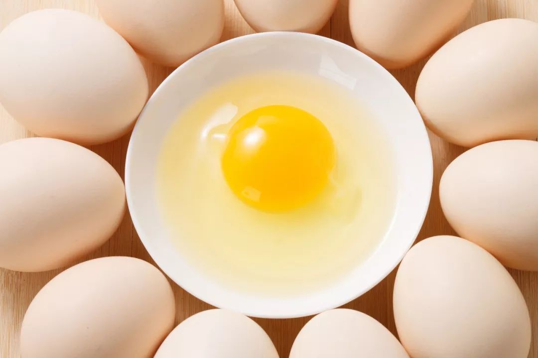 鸡蛋生活小常识（「健康」一天吃几个鸡蛋好？3个关于鸡蛋的常识人人都该知道！）