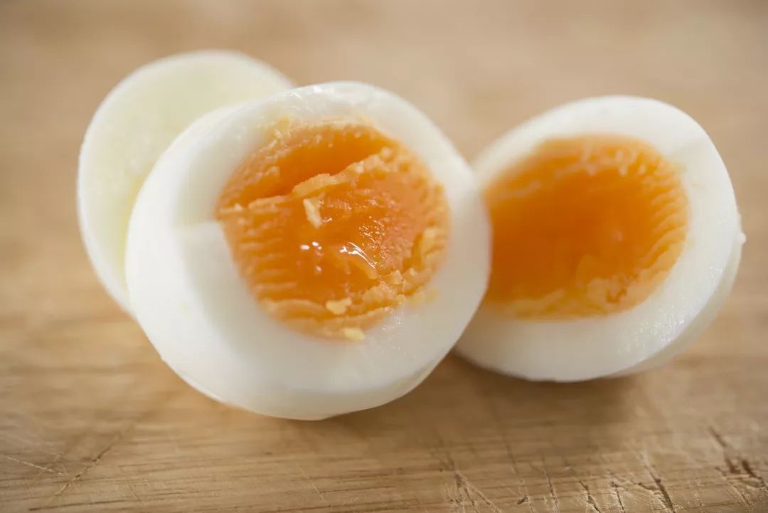 鸡蛋生活小常识（「健康」一天吃几个鸡蛋好？3个关于鸡蛋的常识人人都该知道！）