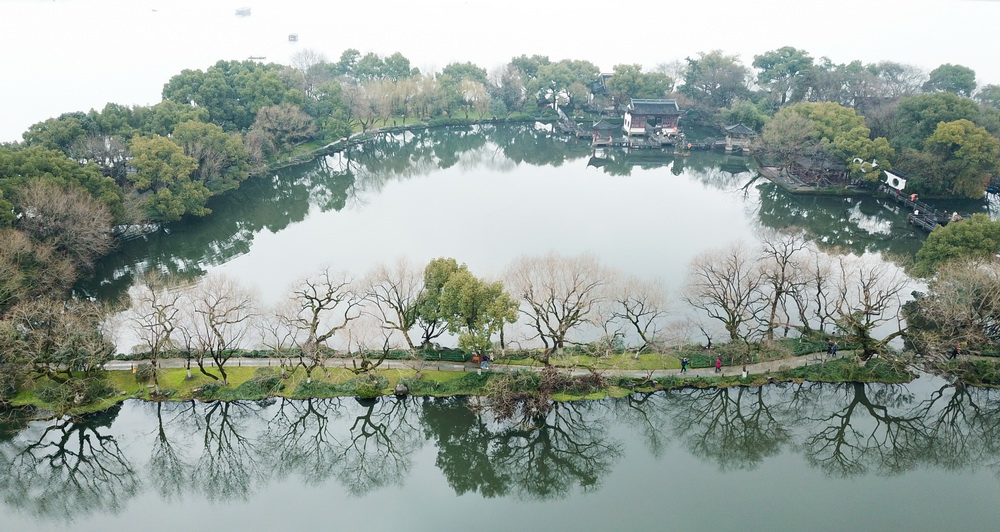 山色空蒙雨亦奇，请用一个字形容这雨后西湖