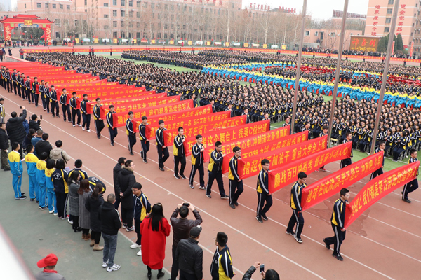 各地举行高考百日誓师大会，衡水二中学生举百面“胜”字大旗