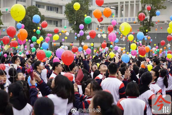 各地举行高考百日誓师大会，衡水二中学生举百面“胜”字大旗