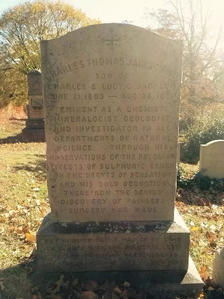 杰克逊的墓碑唯独克劳福德·朗的墓碑上没有提到乙醚麻醉,只是:"我的