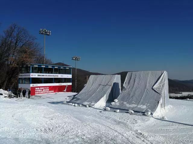 世界杯滑雪长春站莲花山(独家直播 | 国际雪联自由式滑雪空中技巧世界杯最后一站比赛，长春莲花山滑雪场拉开帷幕！)