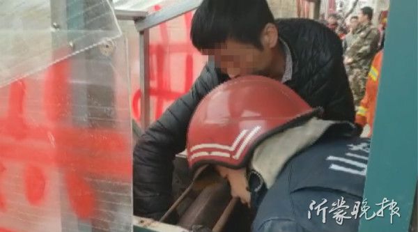 临沂一男子手被压面机“咬”住 消防员研究构造巧妙救出