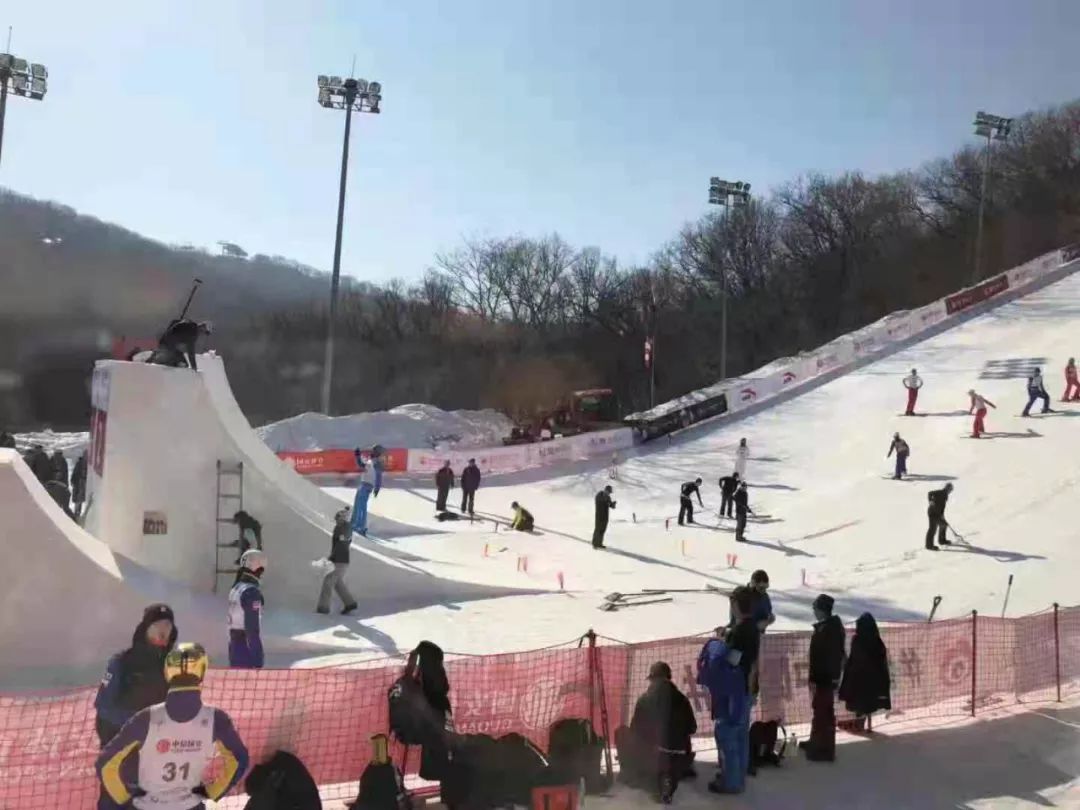 世界杯滑雪长春站莲花山(独家直播 | 国际雪联自由式滑雪空中技巧世界杯最后一站比赛，长春莲花山滑雪场拉开帷幕！)