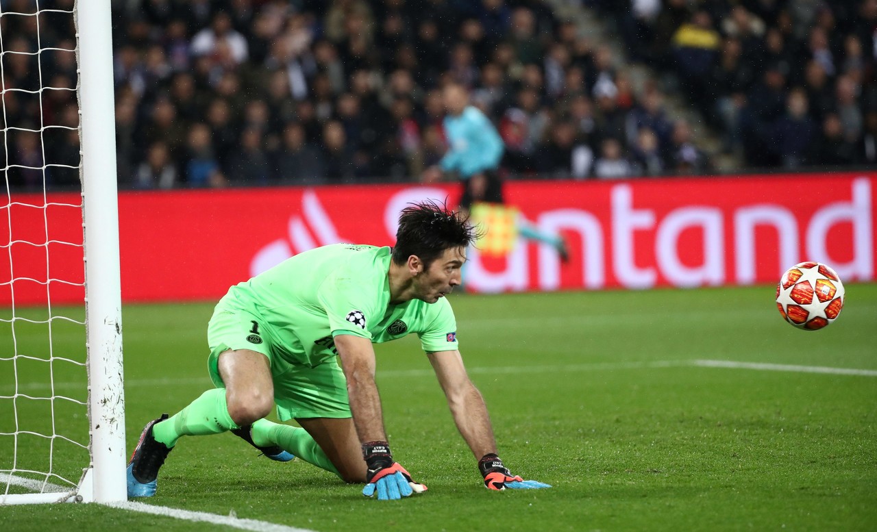 布冯祝贺阿尔维斯夺金(队报:欧冠出局,巴黎叫停布冯等人续约事宜)