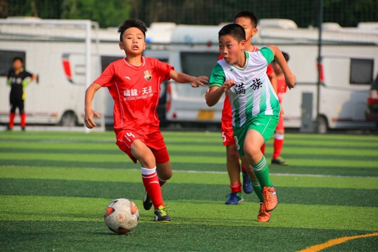 越秀区网球队(专访满族小学：从保级蜕变为全区冠军，奖杯传递延续足球能量)