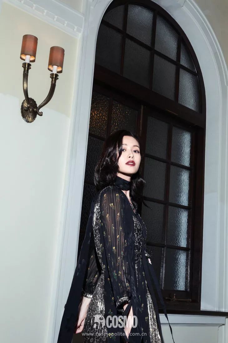 色是现如今很多女艺人不会尝试的类型,而文咏珊却驾驭得毫无违和感