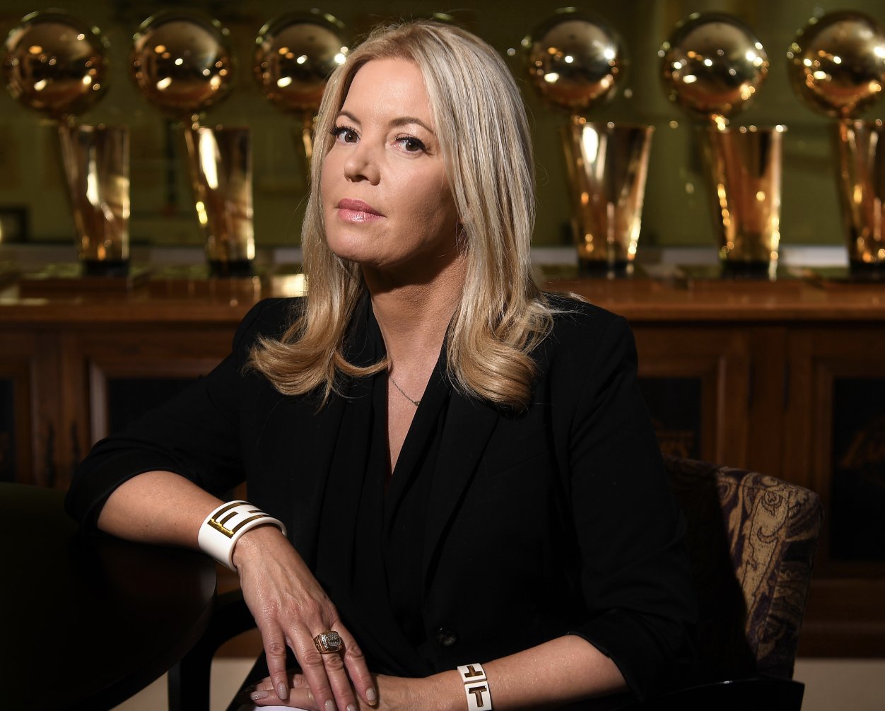 湖人虎扑社区最新(珍妮-巴斯邮件内容遭泄露,湖人未来可能会离开斯台