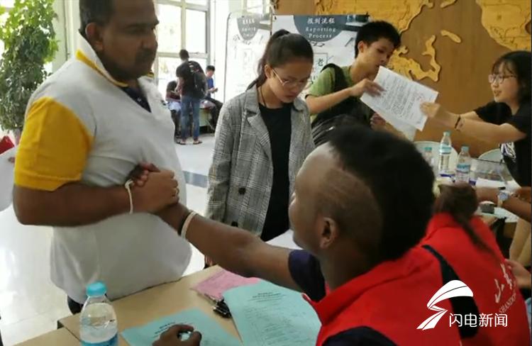 85秒丨有才华！不止精通3国语言 山大留学生济南街头炫舞技