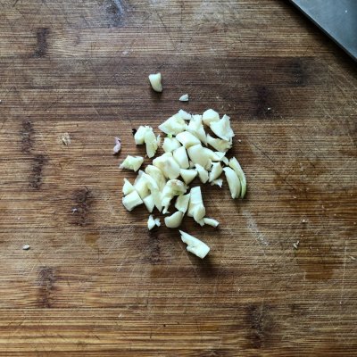 蒜苔焖面的家常做法（教你做好吃到舔盘的蒜苔肉片焖面）