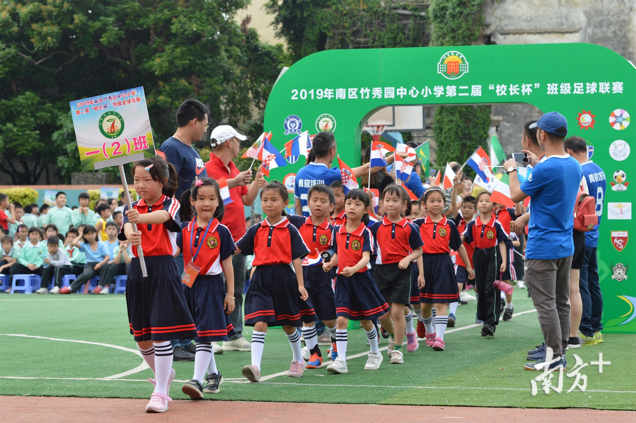 五一足球手抄报(竹秀园中心小学足球文化节开始啦！男女学生一起踢比赛|图集)