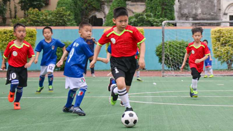 亲子世界杯大赛(小学生组成“世界杯球队”参赛，中山这所学校足球文化节开幕)