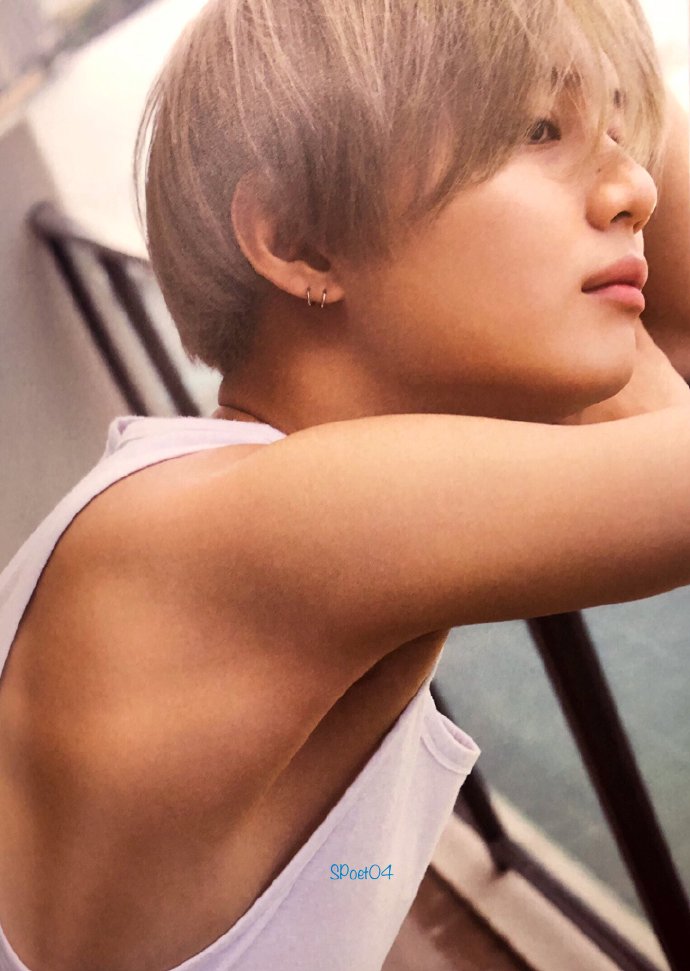 25日,泰民首本个人写真集《portrait》饭拍预览公开,宽肩男友力max!