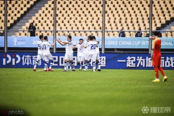 中国vs乌兹(中国0-1乌兹连续两年中国杯垫底 韦世豪粗野铲球致对手重伤)