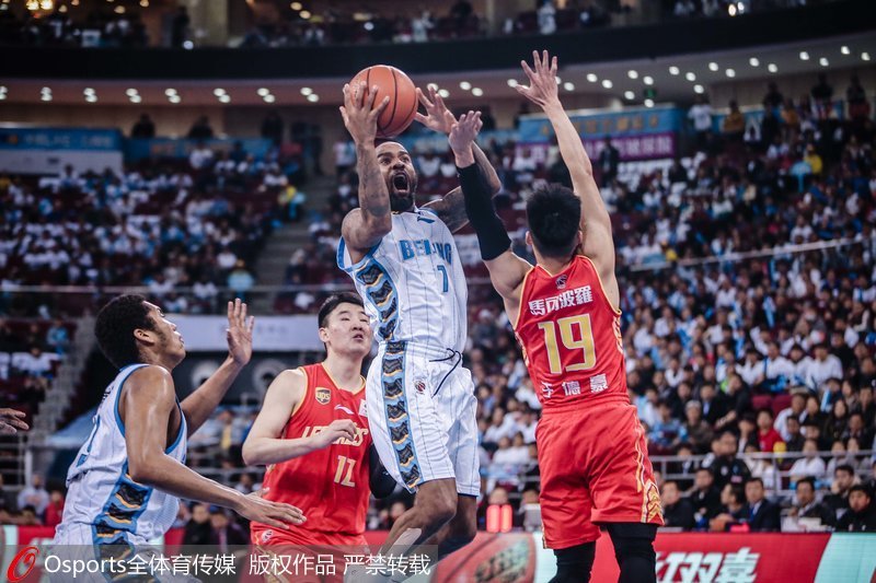 cba深圳對北京哪個贏（高清—5人得分上雙拜克斯35 5 深圳加時險勝北京總分1—2）
