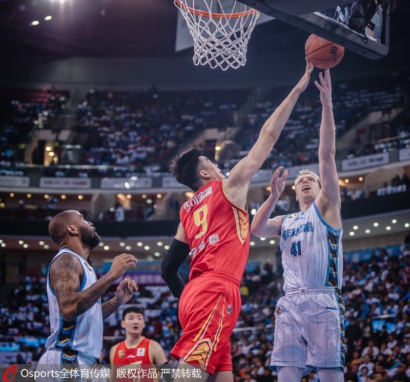 cba深圳對北京哪個贏（高清—5人得分上雙拜克斯35 5 深圳加時險勝北京總分1—2）