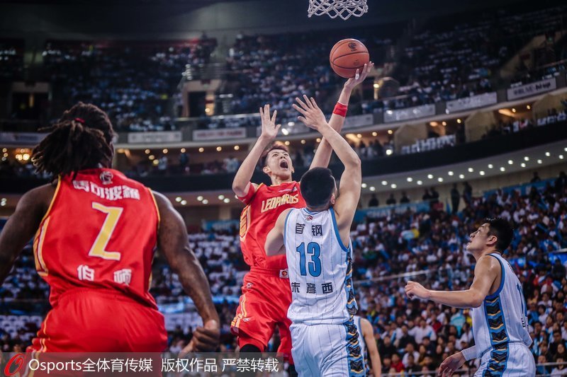cba深圳對北京哪個贏（高清—5人得分上雙拜克斯35 5 深圳加時險勝北京總分1—2）