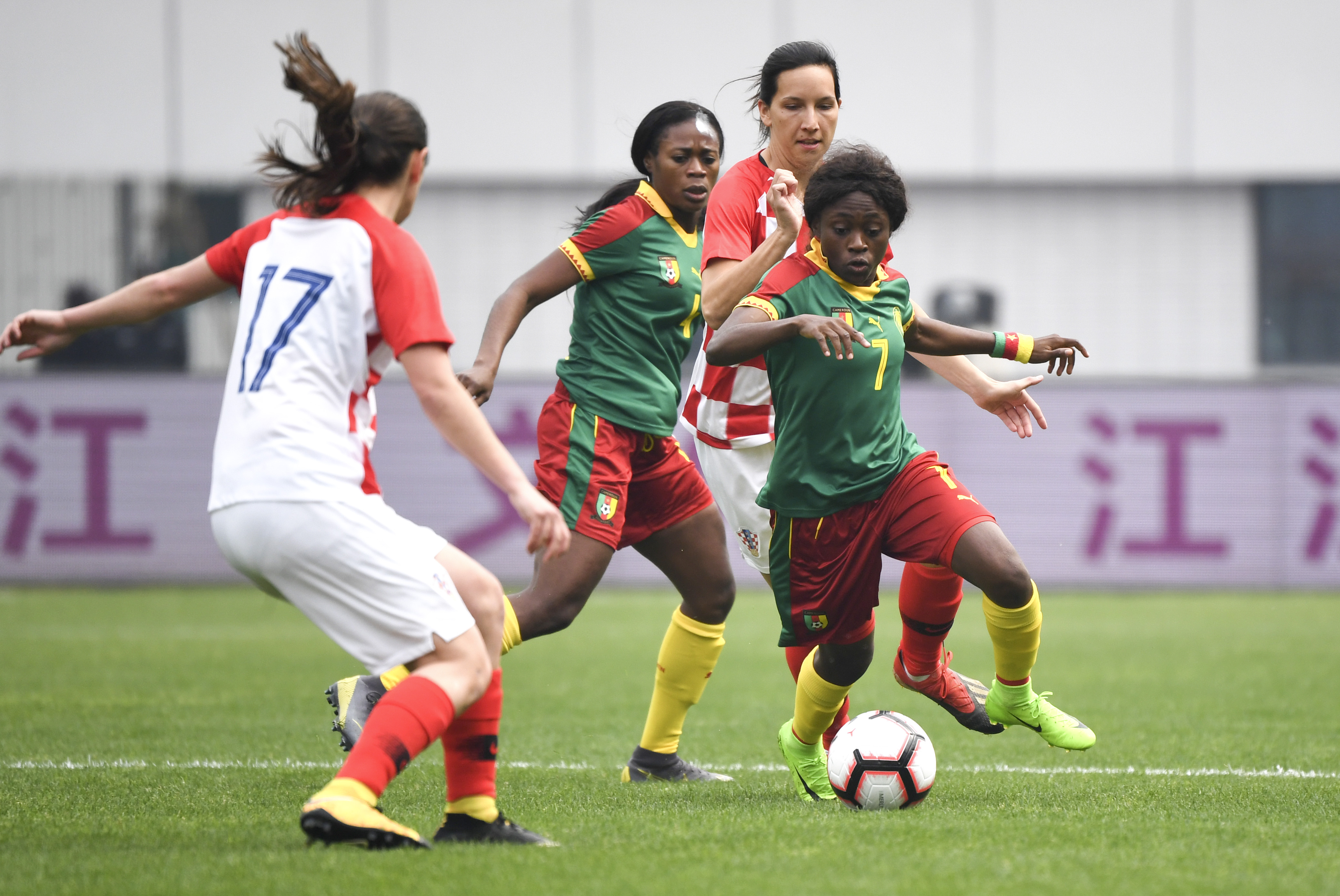 足球——女足四国赛：喀麦隆胜克罗地亚
