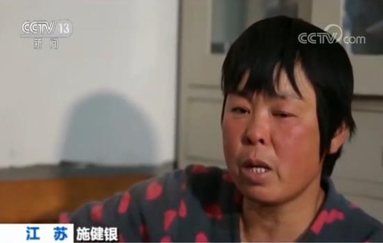 一诺千金 为亡夫还债：诚信妻子扛钢管 为亡夫还清欠款