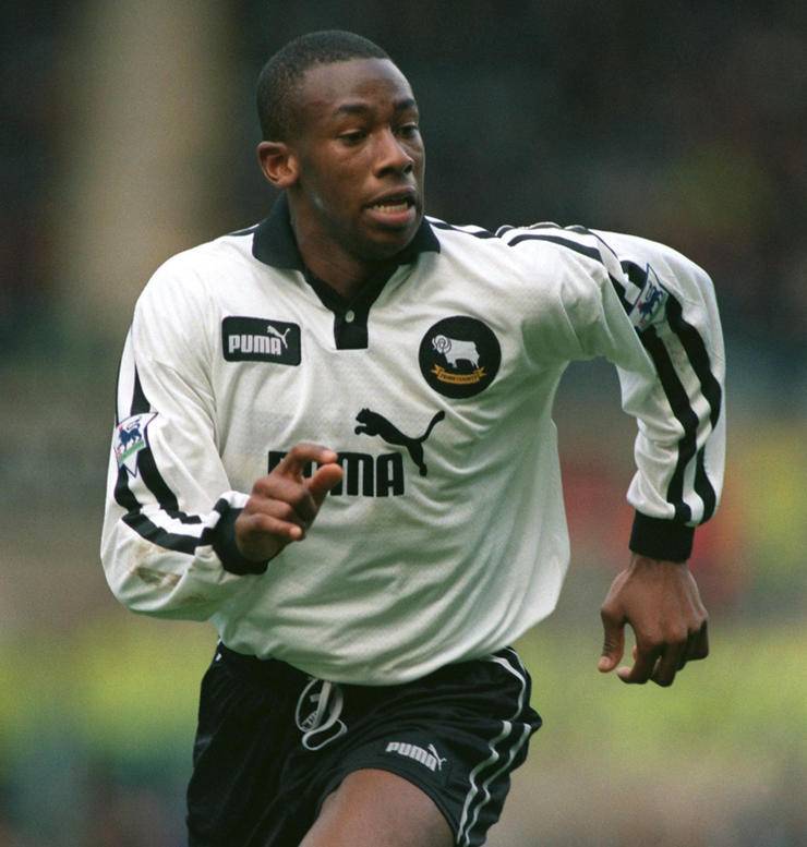 英超球衣颜色怎么看（盘点英超历史最靓球衣：曼联的鬼才设计 纽卡黑白最经典）