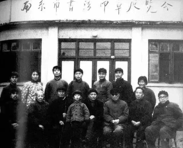 她13岁为百货公司题大字，日本首相也慕名求字！