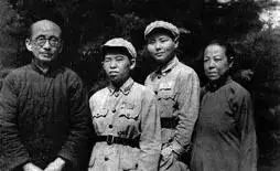 她13岁为百货公司题大字，日本首相也慕名求字！