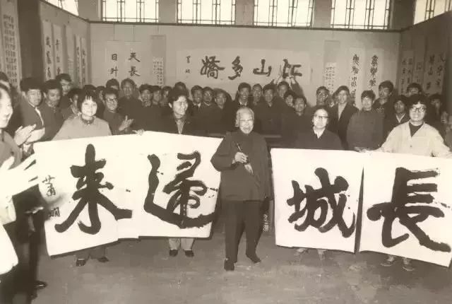 她13岁为百货公司题大字，日本首相也慕名求字！