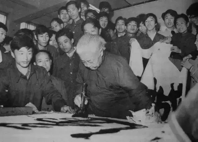 她13岁为百货公司题大字，日本首相也慕名求字！