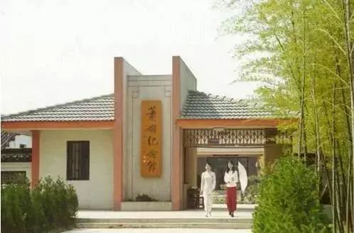 她13岁为百货公司题大字，日本首相也慕名求字！