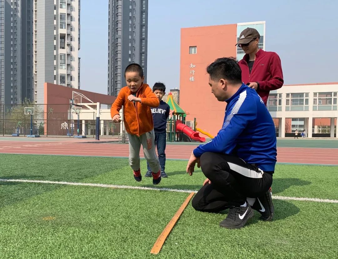 滨海新区足球(到四所学校进行组队选拔，俱乐部深耕滨海新区人才培养)