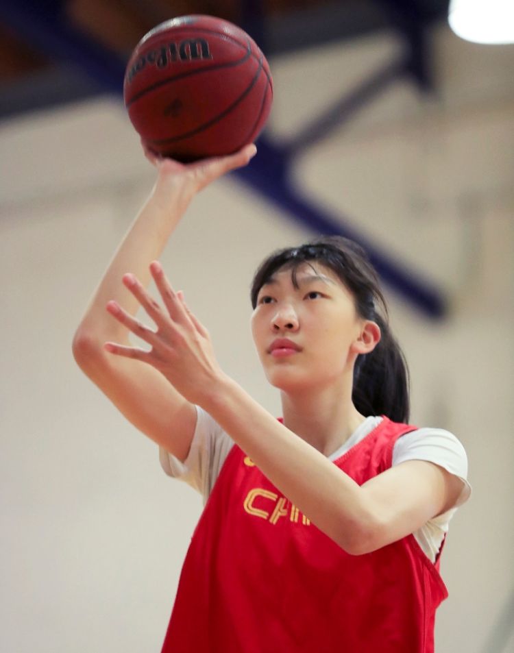 女篮韩旭在wnba(女篮姑娘圆梦WNBA！韩旭第14顺位被纽约自由人选中)