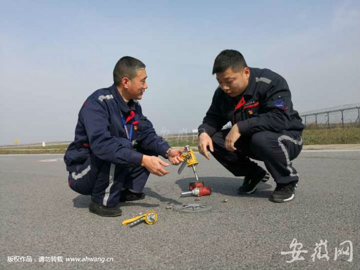 机场维修员发明助航灯维修神器获专利 外观酷似手枪