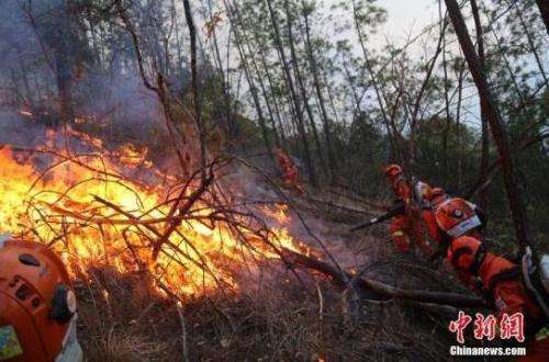 四川凉山木里、冕宁两县4月13日投入740余人灭火