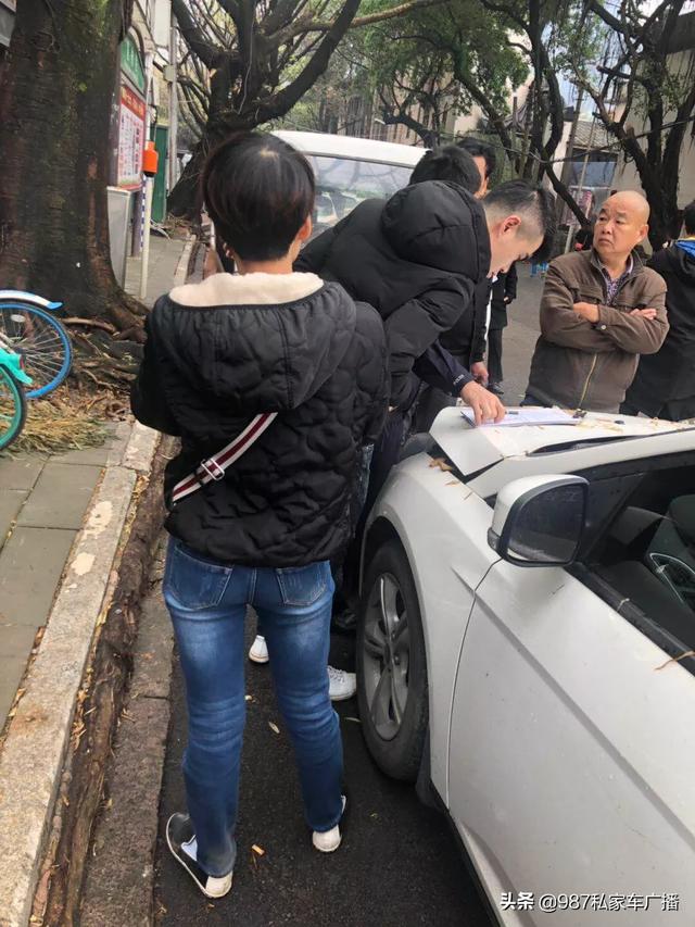突发！福州女司机坐进共享汽车一顿神操作，二十年榕树被拦腰撞折！