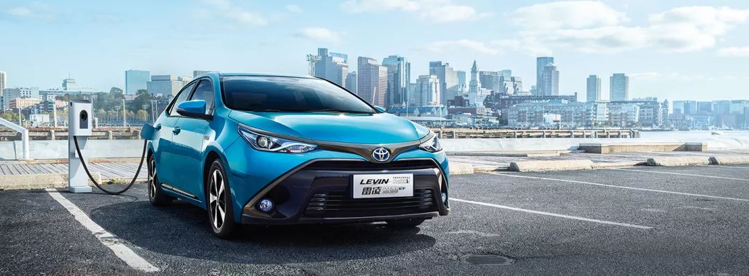 丰田雷凌混动试驾视频2017款丰田雷凌双擎油电混合