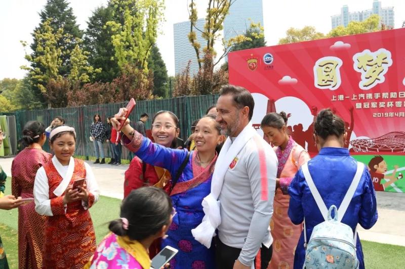 上港球员颜俊凌(28岁上港门将颜骏凌、3岁西藏小女孩卓玛，因为上海援藏的这段“缘分”走到一起)