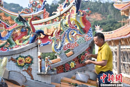 闽南堆剪师巧手“妆”古厝：把堆剪文化带到了海外