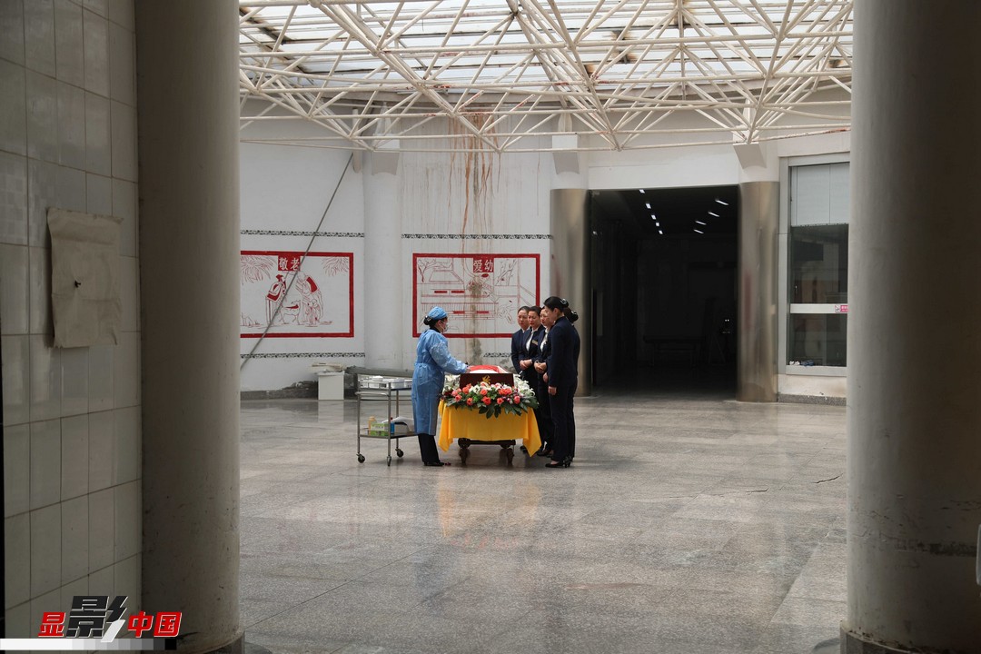 2002年5月,年仅19岁的她冲破世俗偏见,跨进了安徽省蚌埠市殡仪馆的