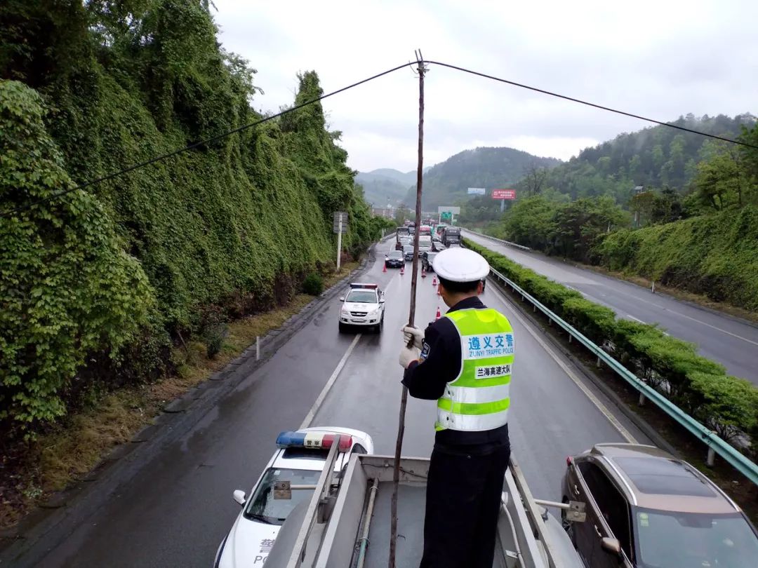 交管镜像 |钢索横亘高速路 交警托举保畅通