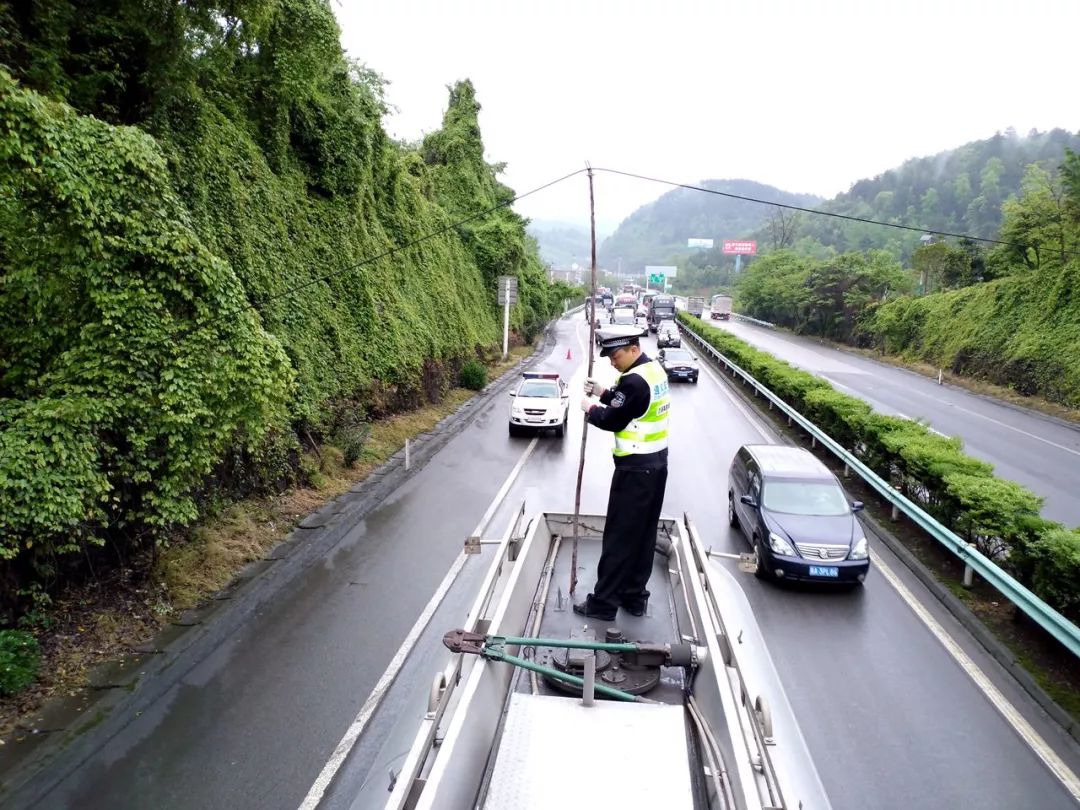 交管镜像 |钢索横亘高速路 交警托举保畅通